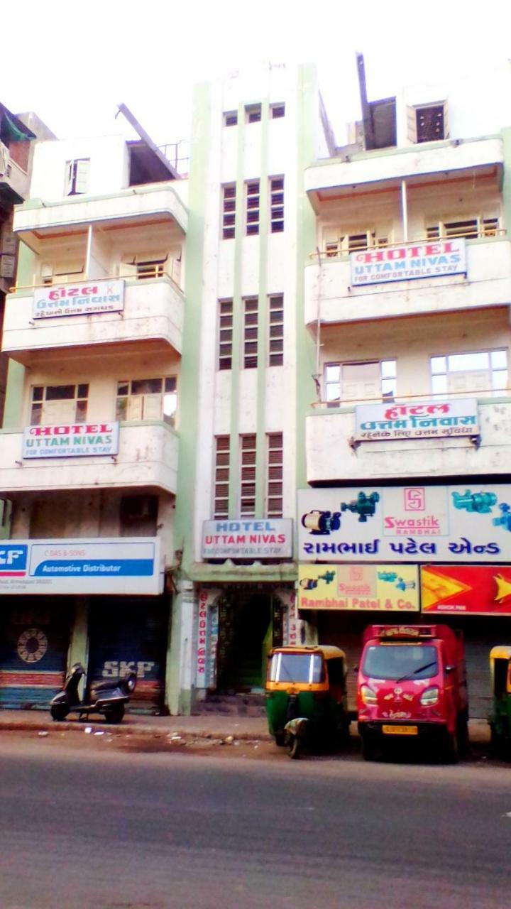 Hotel Uttam Nivas 阿穆达巴 外观 照片